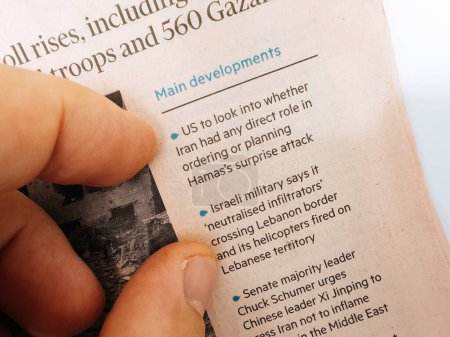 Foto de París, Francia - 10 de octubre de 2023: Principales acontecimientos de Israel y Hamás en el Financial Times, incluidas las actualizaciones de guerra y el llamamiento de Xi Jinpings para evitar la interferencia iraní en Oriente Medio - Imagen libre de derechos