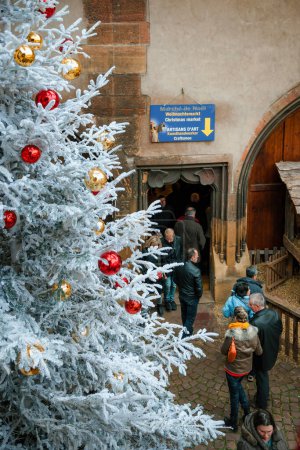 Téléchargez les photos : Colmar, France - 23 nov. 2014 : Vue aérienne d'une rue de Colmar animée par les gens pendant les Marches de Noel, profitant de décorations et d'arbres de Noël traditionnels - en image libre de droit