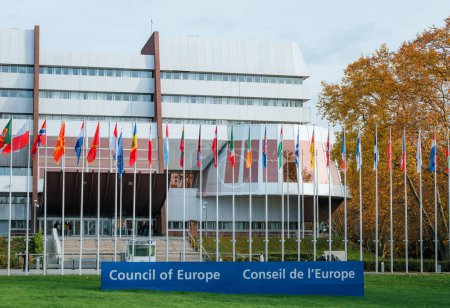 Foto de Estrasburgo, Francia - 22 de septiembre de 2022: El edificio del Consejo de Europa está adornado con las banderas de todos los países miembros del Consejo de Europa, que representan la unidad y la diversidad de la organización. - Imagen libre de derechos