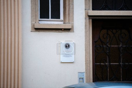 Téléchargez les photos : Strasbourg, France - 22 nov. 2023 : Une plaque commémorative pour Auguste Cammissar, peintre alsacien renommé, orne l'entrée d'un bâtiment à Strasbourg, en Alsace, rendant hommage à son art - en image libre de droit