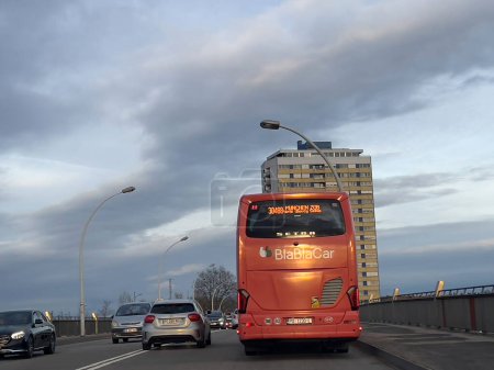 Foto de Estrasburgo, Francia - 18 de febrero de 2023: Un autobús Setra de la marca BlaBlaCar se dirige hacia Alemania, cruzando la frontera desde Francia - Imagen libre de derechos