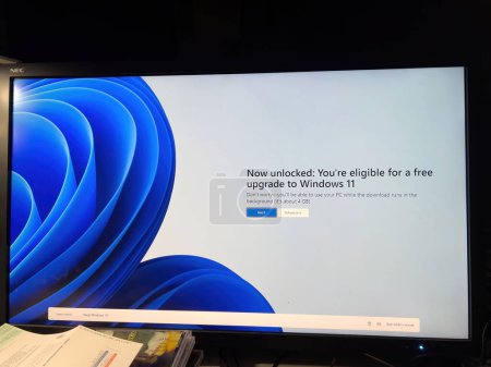 Foto de París, Francia - Feb 18, 2023: Una pantalla de computadora muestra prominentemente un mensaje que indica que el sistema está ahora desbloqueado y el usuario es elegible para una actualización gratuita a Windows 11 - Imagen libre de derechos