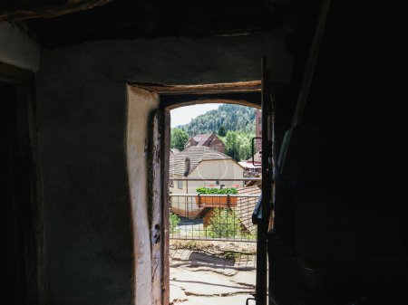 Foto de Una puerta abierta desde una residencia troglodita da acceso al pueblo de Graufthal en Eschbourg, Alsacia Francia - Imagen libre de derechos