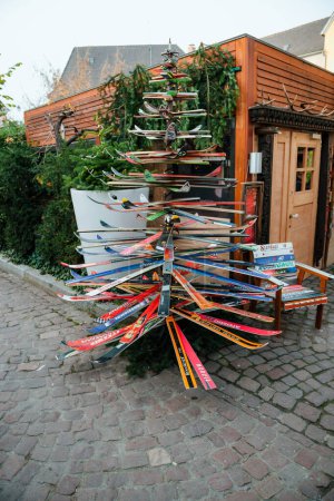 Foto de Colmar, Francia - 23 de noviembre de 2014: Un innovador árbol de Navidad elaborado a partir de esquís multicolores y usados, que muestra sostenibilidad y espíritu festivo, mezclando tradición con conciencia ecológica - Imagen libre de derechos