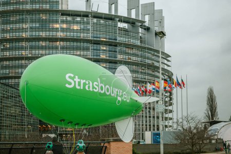 Foto de Estrasburgo, Francia - 24 de noviembre de 2014: Los equipos crearon un vasto dirigible ecológico etiquetado como Estrasburgo ante el parlamento, simbolizando el compromiso ecológico - Imagen libre de derechos