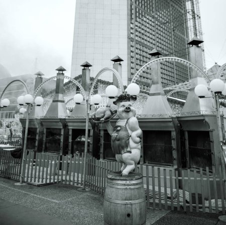 Téléchargez les photos : Une capture en noir et blanc du marché de Noël de La Défense dans le quartier historique des affaires de Pariss. Ambiance déserte avec un monument à la silhouette porc-poulet - en image libre de droit