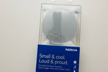 Téléchargez les photos : Paris, France - 14 oct. 2015 : Emballage de haut-parleurs sans fil portables Nokias, mettant en valeur son design épuré et ses caractéristiques de produit sur une boîte bleue vibrante, sur fond neutre - en image libre de droit