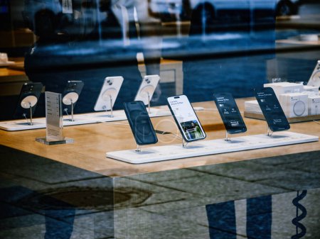 Foto de París, Francia - 22-sep-2023: En la tienda Apple Inc.s, el último iPhone 15 Pro Max descansa elegantemente sobre una mesa de madera. Las multitudes se reúnen, ansiosas por presenciar el pináculo del lanzamiento de la serie 15 Pro - Imagen libre de derechos