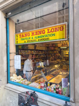 Téléchargez les photos : Strasbourg, France - 27 sept. 2023 : Inside Tang Heng Long, un magasin d'aliments culinaires asiatiques spécialisé à Strasbourg, en Alsace, les gens magasinent pour divers produits alimentaires, à la recherche de saveurs délicieuses - en image libre de droit