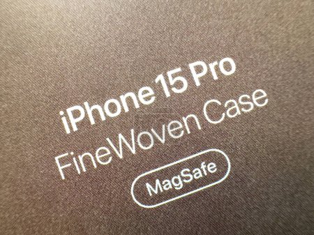 Foto de París, Francia - 28-sep-2023: Nuevo diseño Finewoven del iPhone 15 Pros MagSafe case, Manzanas alternativa moderna a la versión tradicional de cuero - Imagen libre de derechos