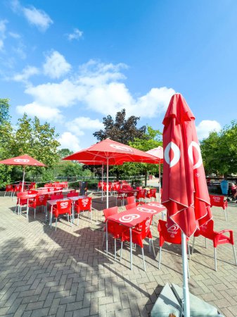Téléchargez les photos : Kintzheim, France - 4 oct. 2023 : Logotype Miko Ice Creams bien en évidence sur les tables de terrasse et les parasols, sur fond de ciel bleu immaculé, invoquant des vibrations estivales - en image libre de droit