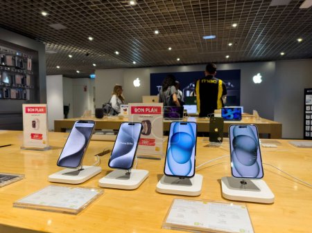 Foto de Estrasburgo, Francia - 1 de octubre de 2023: FNAC, una conocida tienda de electrónica francesa, exhibe la serie iPhone 15, que incluye versiones Pro, Max y regulares, con clientes ansiosos y el gerente de la tienda a la vista. - Imagen libre de derechos