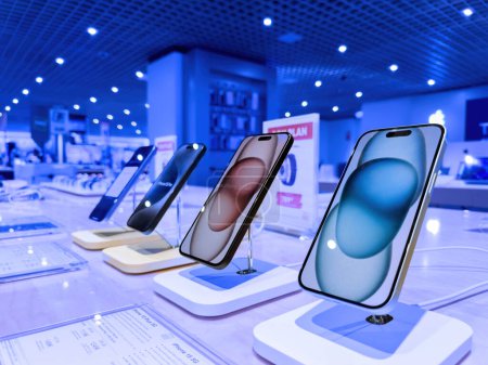 Foto de Estrasburgo, Francia - 1 de octubre de 2023: Una vista del objeto héroe que muestra una fila de los últimos teléfonos inteligentes iPhone 15 Pro prominentemente, con el vasto interior de la tienda FNAC formando el telón de fondo - Imagen libre de derechos
