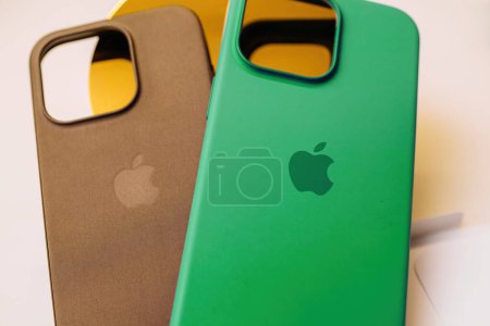 Foto de París, Francia - 25 de octubre de 2023: Apple Computers estuche de silicio verde que se muestra junto con una caja de reemplazo de cuero tejido fino, diseñada para los últimos modelos iPhone 15 Pro, Max y 15 - Imagen libre de derechos