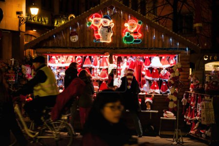 Foto de Estrasburgo, Francia - 28 de noviembre de 2014: Un puesto de mercado en Estrasburgo, Francia, destaca con sus siluetas temáticas de invierno durante la bulliciosa celebración anual del mercado navideño de la ciudad - Imagen libre de derechos