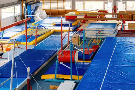 Foto de Una instantánea aérea captura un pabellón deportivo equipado con varios aparatos de gimnasia, preparado para el nivel olímpico y diversos tipos de competiciones - Imagen libre de derechos