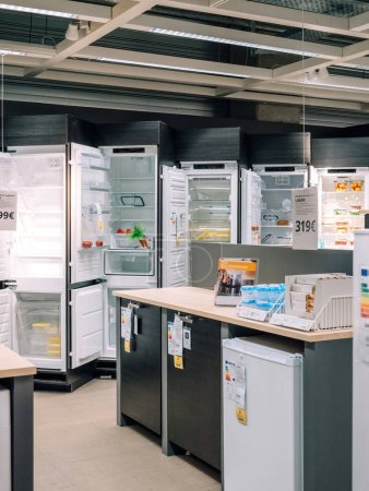 Téléchargez les photos : Paris, France - 31 août 2023 : plusieurs réfrigérateurs et un prix spécial pour le modèle Lagan dans le magasin de meubles IKEA, avec une gamme d'appareils électroménagers - en image libre de droit