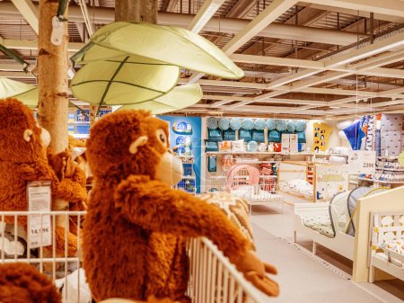 Téléchargez les photos : Paris, France - 31 août 2023 : intérieur du magasin ikea avec la section enfants et enfants présentant jouets et mobilier pour les plus petits - en image libre de droit