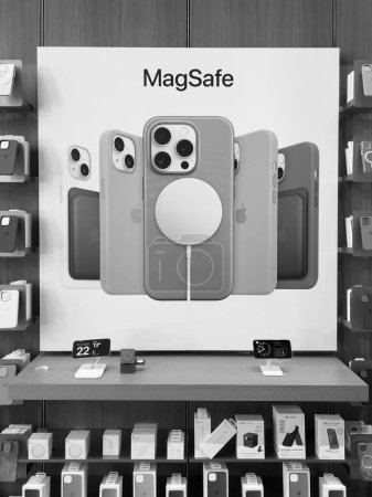 Foto de París, Francia - 22-sep-2023 Una imagen monocromática que muestra una pantalla central llena de accesorios MagSafe en una Apple Store, con estuches, billeteras y varios complementos magnéticos - Imagen libre de derechos