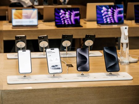 Foto de París, Francia - 22-sep-2023: El día del lanzamiento, el iPhone 15 Pro Max se exhibe en el Apple Store, con su nueva CPU y GPU, sobre la mesa de madera de la firma de las tiendas - Imagen libre de derechos