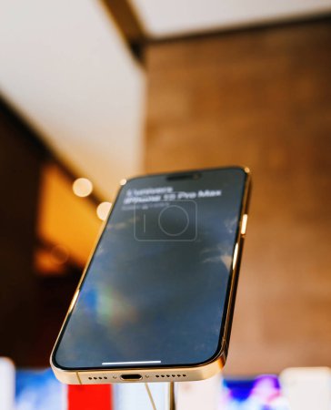 Téléchargez les photos : Paris, France - 22 sept. 2023 : Une vue détaillée du nouveau port de connexion USB-C sur Apple iPhone 15 Pro Max, soulignant le passage de l'ancien port Lightning à la dernière norme - en image libre de droit