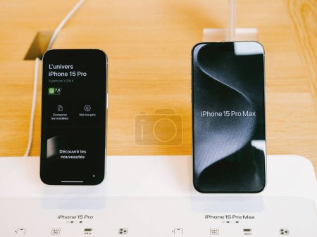Foto de París, Francia - 22-sep-2023: Destacados como objetos de héroe, el nuevo iPhone 15 Pro y 15 Pro Max descansan sobre una mesa de madera dentro de una Apple Store, simbolizando su estatus insignia - Imagen libre de derechos
