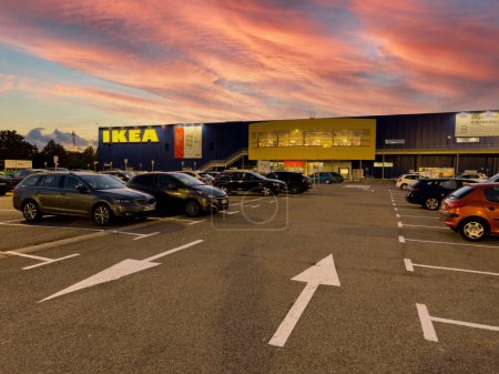Foto de Estrasburgo, Francia - 3 de octubre de 2023: El supermercado IKEA destaca, iluminando su promesa de soluciones modernas de diseño de interiores y muebles innovadores para cada hogar - Imagen libre de derechos