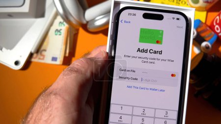 Foto de París, Francia - 22-sep-2023: Durante el unboxing y la configuración del último iPhone 14 Pro de Apple, un mensaje para agregar una tarjeta con el logotipo de MasterCard aparece prominentemente en la pantalla - Imagen libre de derechos