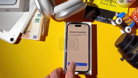 Foto de París, Francia - 22-sep-2023: Restaurar Completado para aplicaciones y datos se muestra durante el unboxing oficial del nuevo Apple iPhone 14 Pro Max, marcando el éxito de la configuración - Imagen libre de derechos