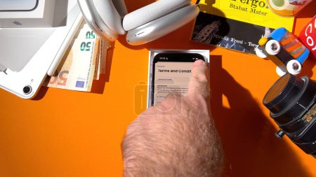 Foto de París, Francia - 22-sep-2023: añadir tarjetas de débito o crédito en los nuevos ordenadores Apple iphone 14 Pro Max smartphone durante el unboxing oficial - Imagen libre de derechos