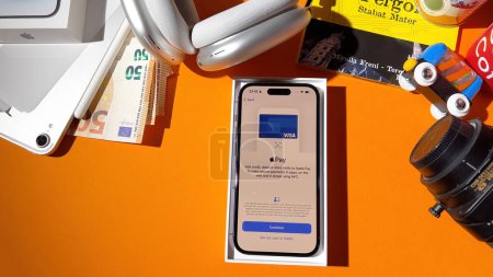 Foto de París, Francia - 22-sep-2023: Durante el unboxing oficial, los usuarios pueden agregar tarjetas de débito o crédito al nuevo teléfono inteligente Apple iPhone 14 Pro Max para su uso inmediato y conveniencia - Imagen libre de derechos