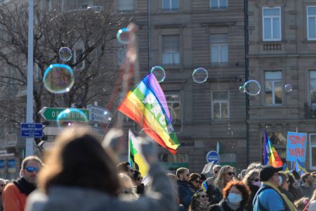 Téléchargez les photos : Strasbourg, France - 6 mars 2022 : Des centaines de manifestants se rassemblent devant le consulat de Russie pour manifester leur solidarité avec les Ukrainiens et protester contre la guerre qui a suivi - en image libre de droit