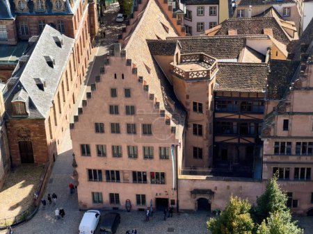 Téléchargez les photos : Birds Eye View : Musée Oeuvre Notre-Dame, un édifice historique, avec des silhouettes en contrebas et des immeubles d'appartements lointains - un aperçu captivant de l'attrait touristique de Strasbourg - en image libre de droit