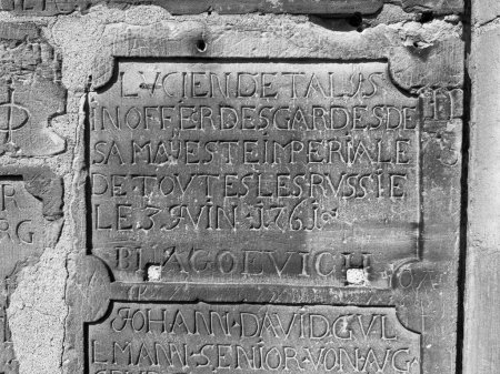 Foto de Inscripciones francesas intrincadas: Adornar las paredes de la catedral de Notre-Dame en Estrasburgo son 265 inscripciones antiguas, mostrando magníficas y meticulosamente elaboradas letras, un testimonio de la - Imagen libre de derechos