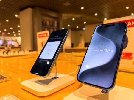 Foto de Estrasburgo, Francia - 3 de octubre de 2023: nuevos ordenadores Apple iPhone 15 Pro y 15 Pro Max se muestran en una mesa de madera dentro de una tienda de electrónica de gama alta FNAC en Francia. Estos dispositivos cuentan con lo último - Imagen libre de derechos
