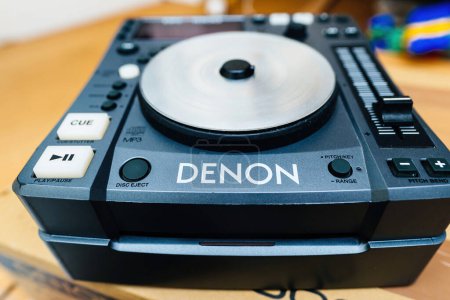 Téléchargez les photos : Paris, France - 24 oct. 2023 : Le nouveau contrôleur de table de mixage Denon Professional DN-S1000 DJ présenté comme l'objet héros, avec un grand logotype devant - en image libre de droit