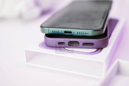 Foto de París, Francia - 25 de octubre de 2023: La última Apple Computers iPhone 15 Pro se presenta por encima de su caja de reemplazo de cuero tejido fino, capturando el momento de unboxing de la nueva tecnología de Cupertino - Imagen libre de derechos