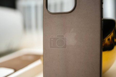 Téléchargez les photos : Paris, France - 25 oct. 2023 : Le revers de la nouvelle coque en cuir Apple Computers iPhone 15 Pro Max, mettant en valeur la texture tissée fine compatible avec le dernier appareil - en image libre de droit