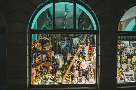 Téléchargez les photos : Strasbourg, France - 22 septembre 2022 : Une boutique de souvenirs dans le centre de Strasbourg expose des sorcières et des figurines d'Amnelle, offrant un aperçu des offres culturelles locales - en image libre de droit