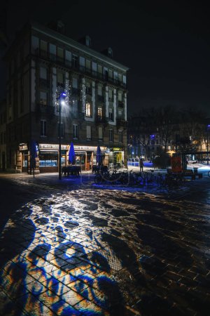 Foto de Estrasburgo, Francia - 19 de diciembre de 2022: La superficie de piedra iluminada del pub irlandés Molly Malones en Estrasburgo se asemeja a un paisaje lunar, mejorando su ambiente místico por la noche - Imagen libre de derechos
