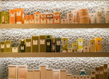 Téléchargez les photos : Paris, France - 12 avril 2023 : Dr. Andre Weils présente ses produits pour les cosmétiques Origins et Oleire sur les étagères d'un parfumeur professionnel - en image libre de droit