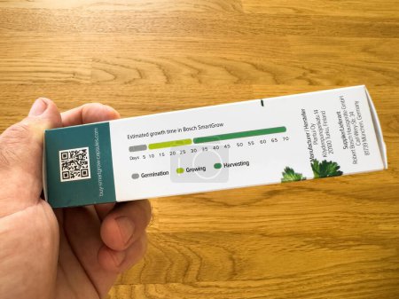 Foto de París, Francia - 28 de septiembre de 2023: una mano sosteniendo un paquete de semillas de cilantro, con la etiqueta que muestra claramente el nombre de las plantas, Coriandrum sativum, y el cronograma de crecimiento estimado de 5-8 semanas - Imagen libre de derechos
