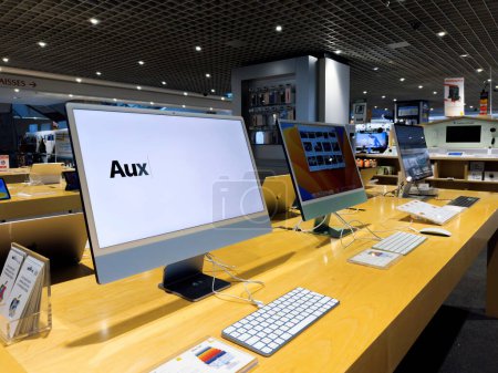 Foto de París, Francia - 22-sep-2023: El nuevo iMac, un ordenador personal todo en uno, está a la venta en una tienda de electrónica Fnac, con texto auxiliar en pantalla - Imagen libre de derechos
