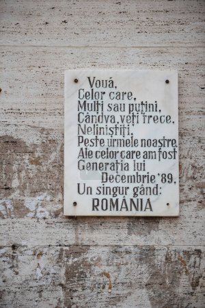 Téléchargez les photos : Plaque de marbre dans le centre-ville de Timisoara avec une inscription honorant les événements et la génération de Décembre 89, monté sur un mur altéré - en image libre de droit