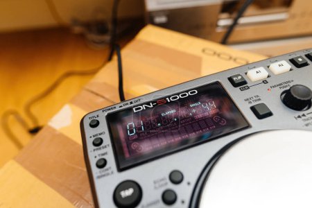 Foto de París, Francia - 24 de octubre de 2023: Acercamiento de los botones de visualización y control de los reproductores de música digital DN-S1000, destacando la moderna tecnología de equipos DJ - Imagen libre de derechos