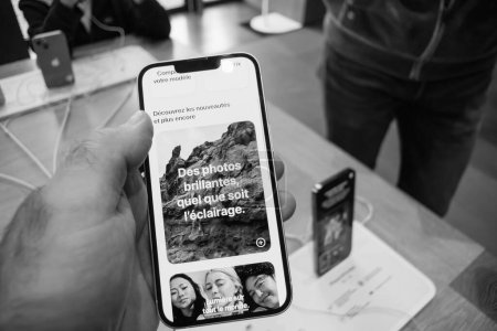 Foto de París, Francia - 22-sep-2022: El texto en francés se traduce a un anuncio de las fantásticas fotografías tomadas sin esfuerzo con el nuevo iPhone 15 Pro Max - Imagen libre de derechos