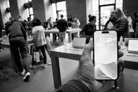 Foto de París, Francia - 22 de septiembre de 2022: Foto en blanco y negro capturando a una gran multitud en un Apple Store durante el lanzamiento del Apple Watch Ultra y el iPhone 14 Pro - Imagen libre de derechos