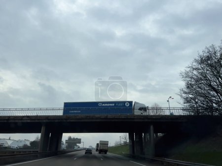 Téléchargez les photos : Francfort, Allemagne - 23 février 2023 : Point de vue d'un camion cargo avec une remorque affichant le logo de la flotte Krone, traversant un pont en Allemagne à grande vitesse sur l'autoroute - en image libre de droit