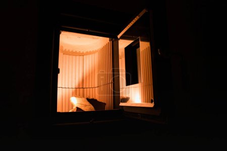 Téléchargez les photos : Un insert de poêle nouvellement installé avec une porte ouverte, avec un intérieur propre et la chaleur invitante d'une lumière interne - en image libre de droit