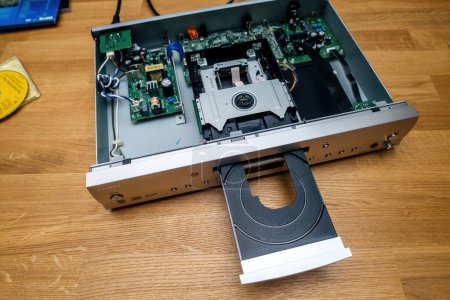 Téléchargez les photos : Munich, Allemagne - 11 sept. 2023 : Un lecteur CD Onkyo SACD Super Audio, modèle Onkyo C-S5VL, avec un couvercle ouvert révélant ses composants intérieurs, condensateurs, laser et diodes de réduction du bruit, lors d'une - en image libre de droit
